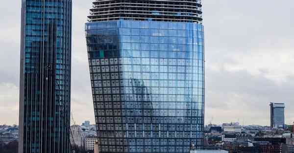 人工智能机器人和人谈恋爱